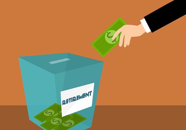 ilustracija ruke kako ubacuje novčanicu od dolara u plavu kutiju na kojoj piše "retirement"