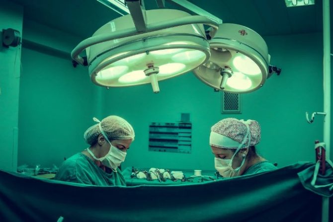 Operacijska sala u kojoj doktori rade operaciju