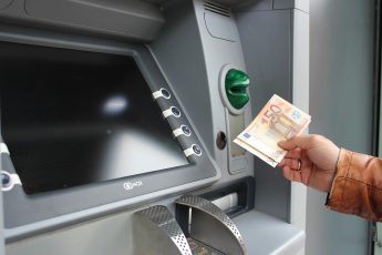 Osoba vadi eure iz bankomata