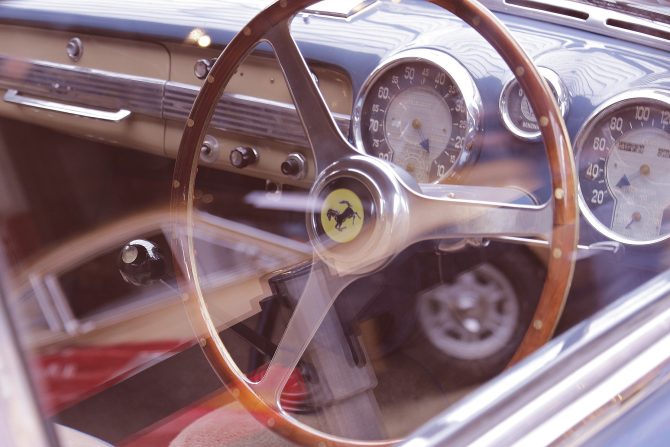 Oldtimer Ferrari volan i mjenač