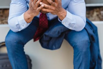 osoba tužna zbog propasti banke